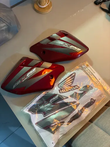 Asa lateral tanque Twister 2007 vinho