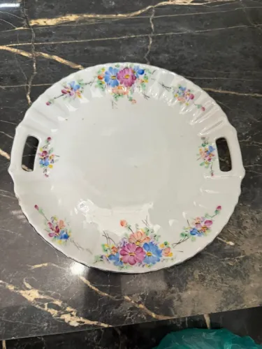 Prato de porcelana com flores