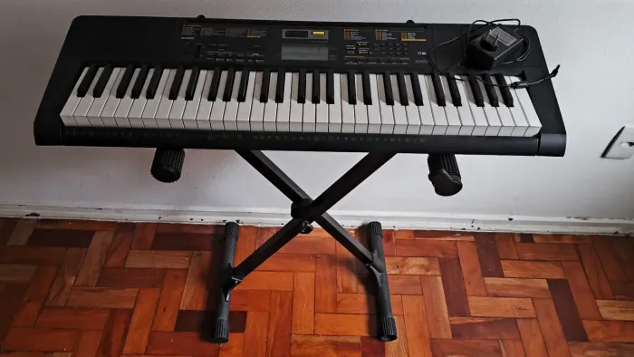 Teclado digital Casio CTK-2400 61 teclas c/ pedestal e fonte