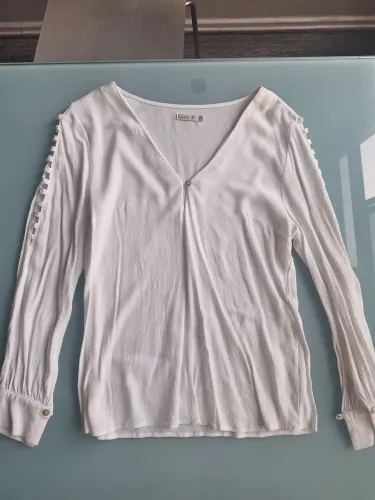 Blusa branca com detalhes nos ombros