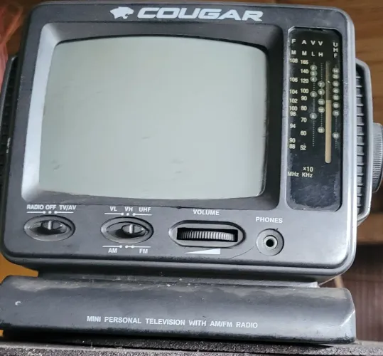 Tv pequena cougar antiga