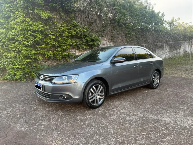 VW Jetta Comfortline 2.0 Câmbio automático 2013