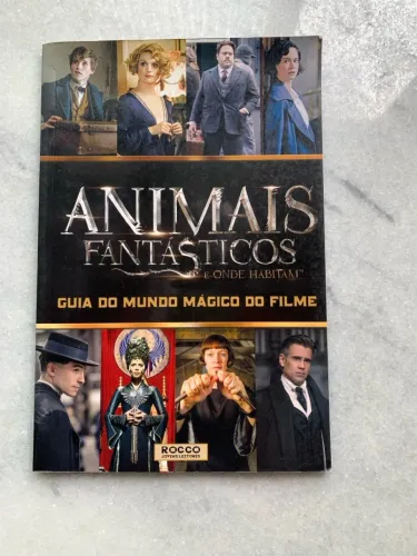 Livro animais fantásticos o guia do mundo mágico do filme.