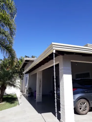 Casa com cinco suítes em condomínio. 