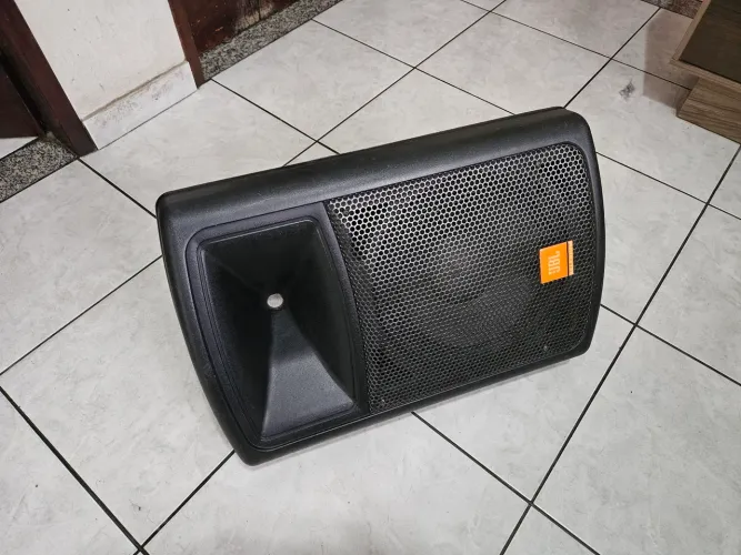 Caixa de Som Ativa JBL - JS121A