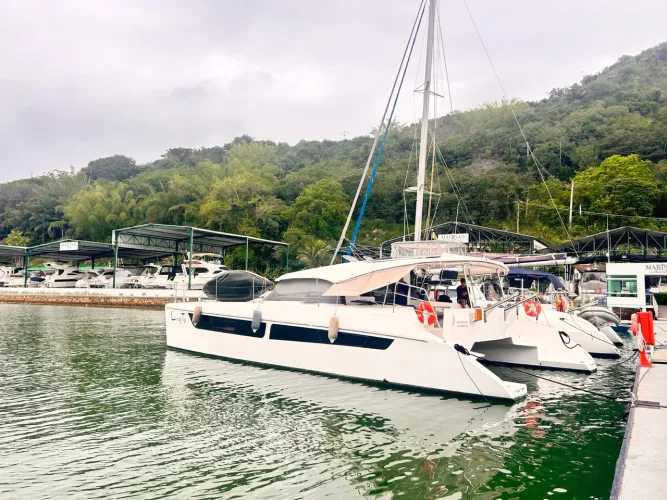 Catamarã CatFlash43 a motor