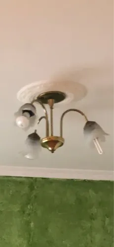 Lustre dourado com 3 pontas para lâmpadas