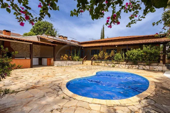 Casa térrea de luxo: 4 quartos, 3 suítes com closet, piscina aquecida e lazer em condomíni