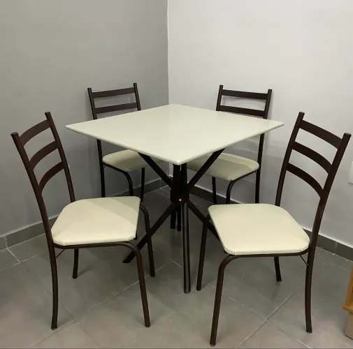 Mesa de Jantar com Tampo 75x75 com 4 Cadeiras- Produto Novo 