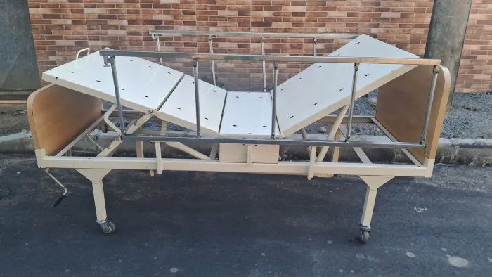 Cama hospitalar 2 manivela com colchão 