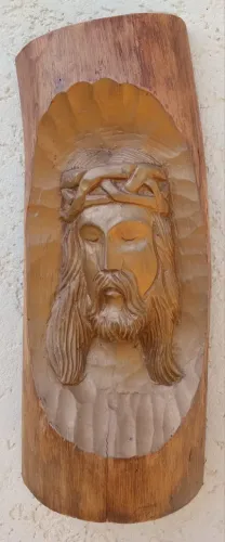 Cristo Esculpido em Madeira