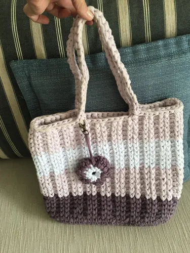 Bolsa artesanal feita a mão