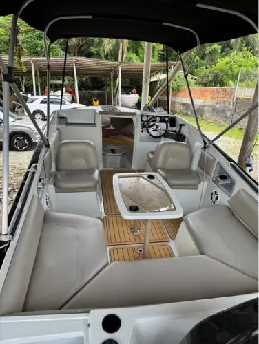 Lancha Runner 7000, 23 pés, motor 200hp