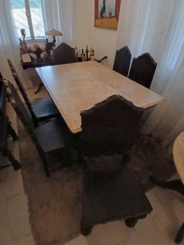 MÓVEL ANTIGO - MESA NO ESTILO MANUELINO COM 6 CADEIRAS 