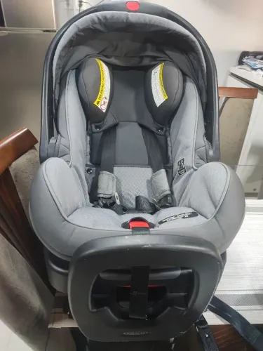 cadeira infantil de carro graco, completa, confortável e totalmente ajustável. 