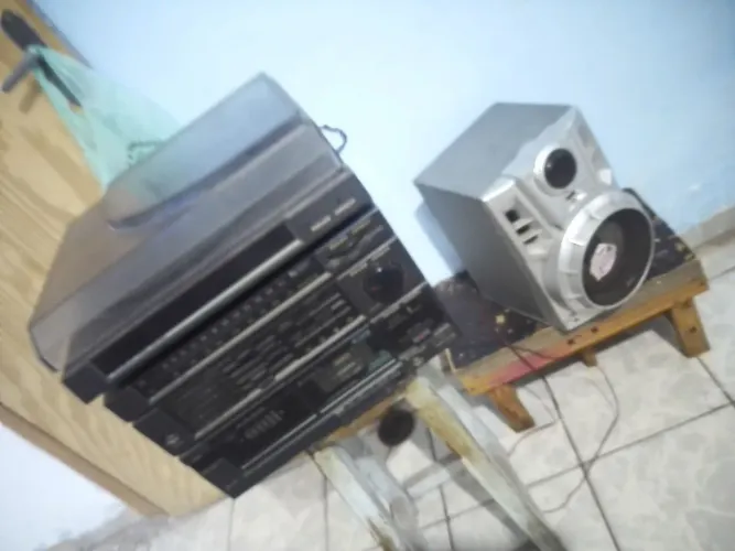 Som completo vintage com toca-discos e caixa de som