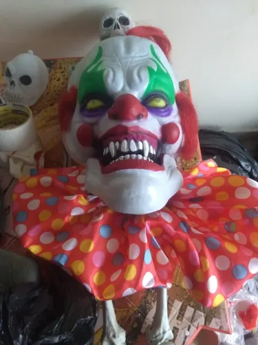 halloween cabeça de palhaço com babado, luz som e movimentos. R$ 180,00