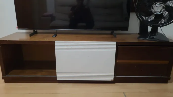 Rack e painel de TV em madeira e MDF