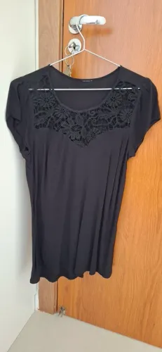 Blusa Preta com Detalhes
