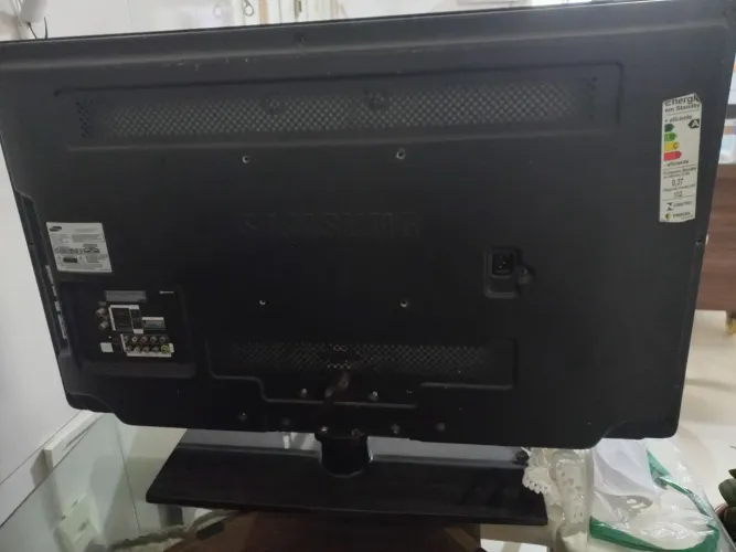 Vence se uma televisão  de 43 polegadas 