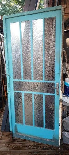 PORTA DE FERRO COM VIDRO FECHADA /// R$600,00 