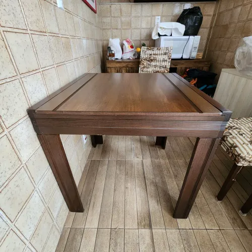 Mesa de quatro lugares retrátil