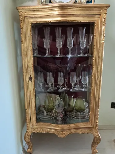 Cristaleira Clássica tampo em mármore 