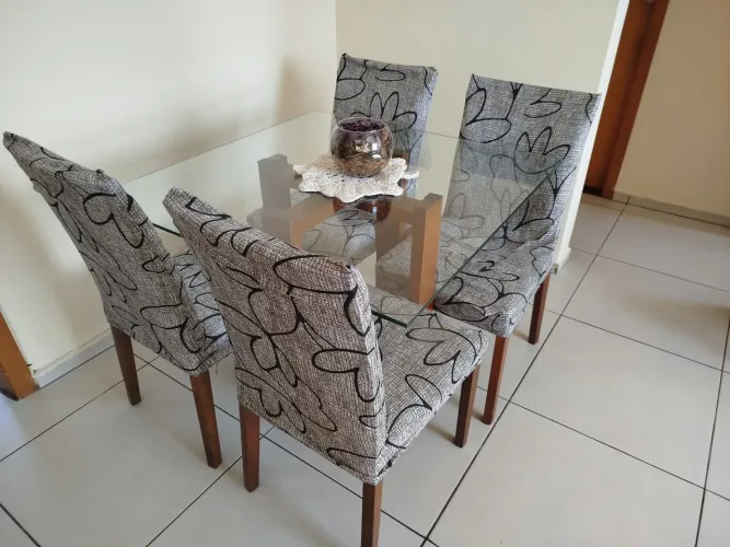 Conjunto de Mesa com cadeiras