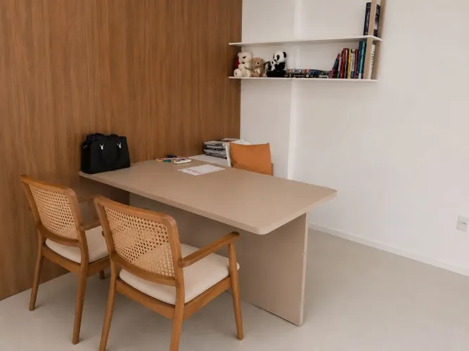 Mesa de escritório com armário lateral e painel