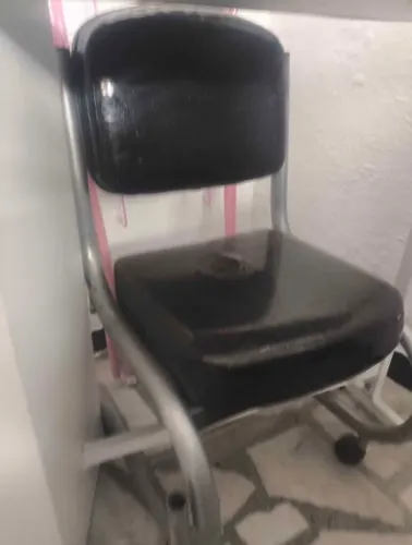 Cadeira de manicure com gaveta
