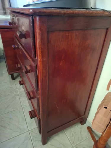 Vendo uma cômoda de madeira maciça antiga 4 gavetas todas com chave bem reforçada
