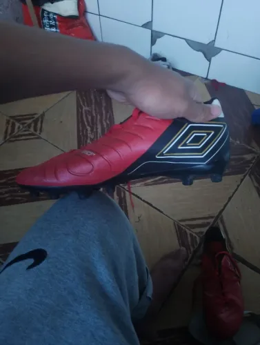 Chuteira umbro trava redonda tamanho 42 
