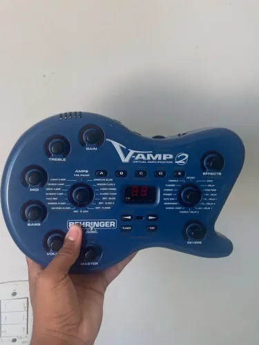 Guitarra stratocaster +  Pedaleira  V-amp 2