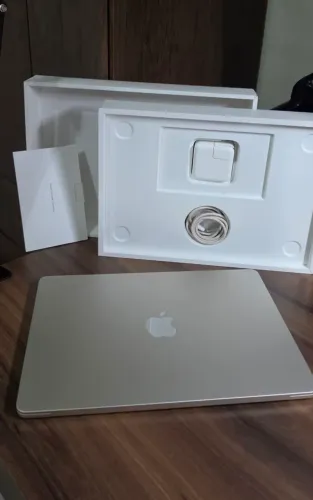 MacBook Air M2 13' StarLight - Novo na Caixa