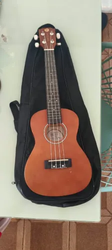 Ukulele Médio Vogga em excelente estado e capa para Ukulele
