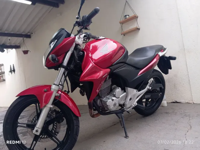 CB 300R 2013 conservada, pneus bons e manutenção em dia