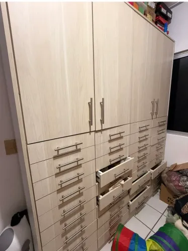 Armário com 40 gavetas