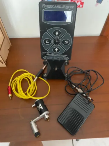 Kit de tatuagem: fonte, máquina, pedal e clip cord