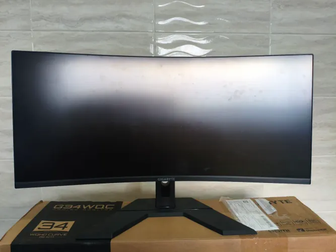 Monitor 34 ultrawide Gigabyte com defeito