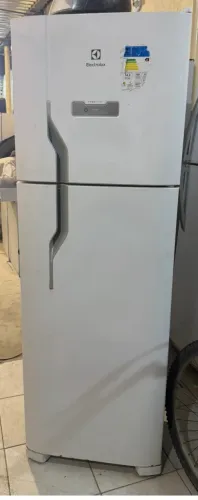 Geladeira Electrolux Frost Free Duplex Branca DFN41 com capacidade de 371L. 1.100
