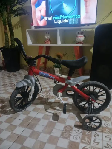 Vende-se está Bicicleta infantil valor 100 reais contato *02