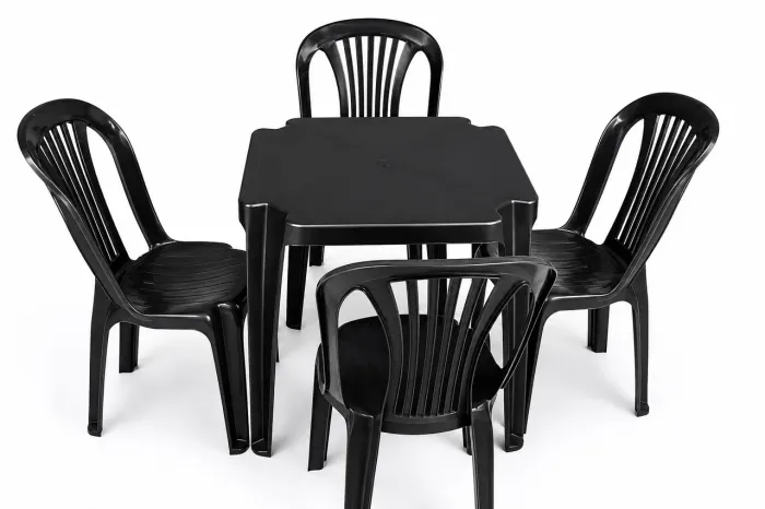 Mesa plástica com 4 cadeiras 