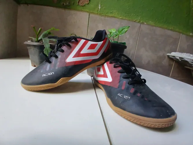 Tênis de futsal umbro