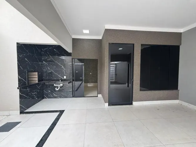 Casa á venda em Rio Verde com ótima localização, armários, 3 quartos e churrasqueira