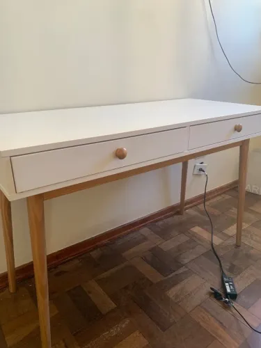 Escrivaninha branca madeira pesada 120cm largura e 78 cm altura