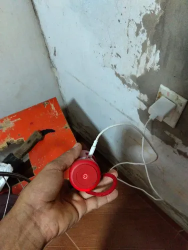 Vendo essa caixinha de som com fone de ouvido junto 