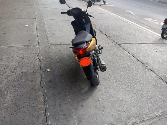 Moto biz impecável