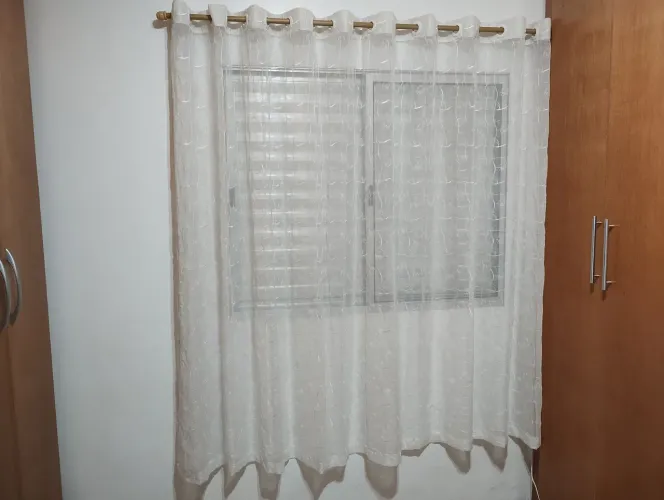 Cortina de Tecido Fino - Voal Decorado Branco 2,80m (Leia)<br>