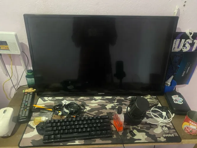 Dois monitores um Samsung 32p e um semp 20p