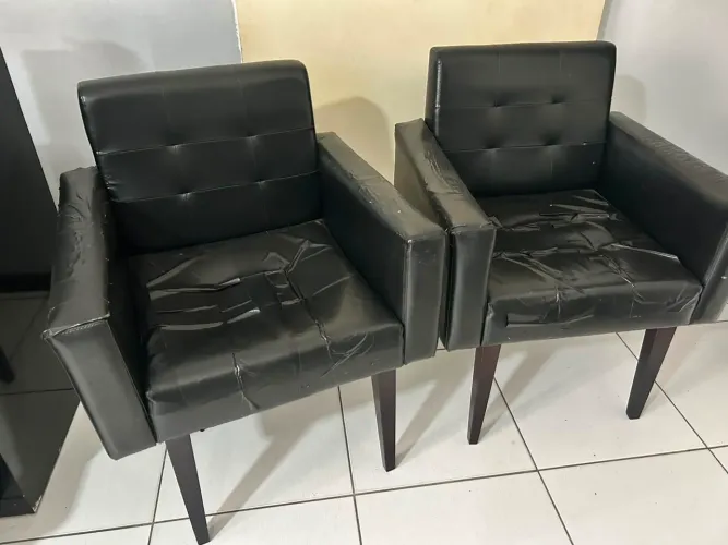 2 poltronas em courino 